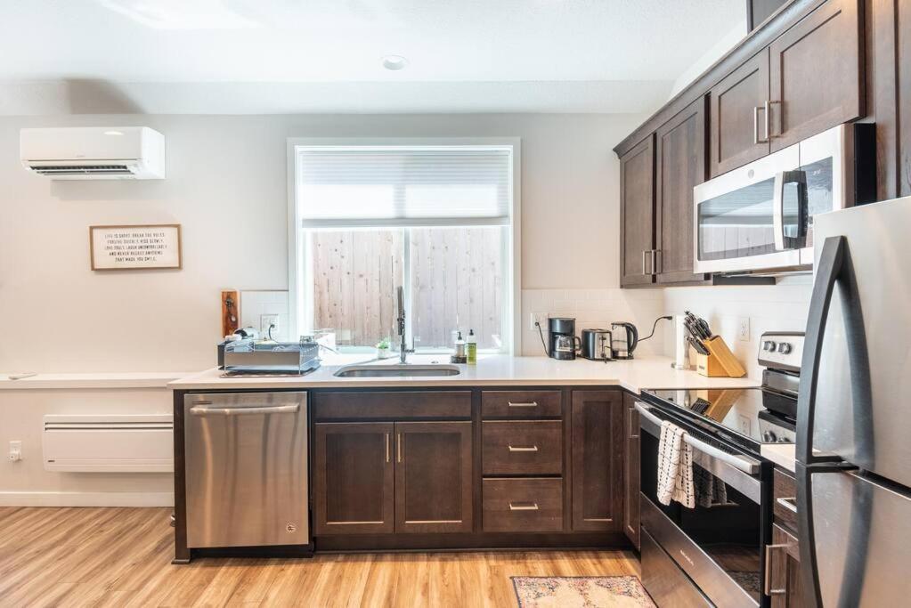 Walkable Apt Next To Restaurants, Bars, And Shops! Портланд Екстериор снимка